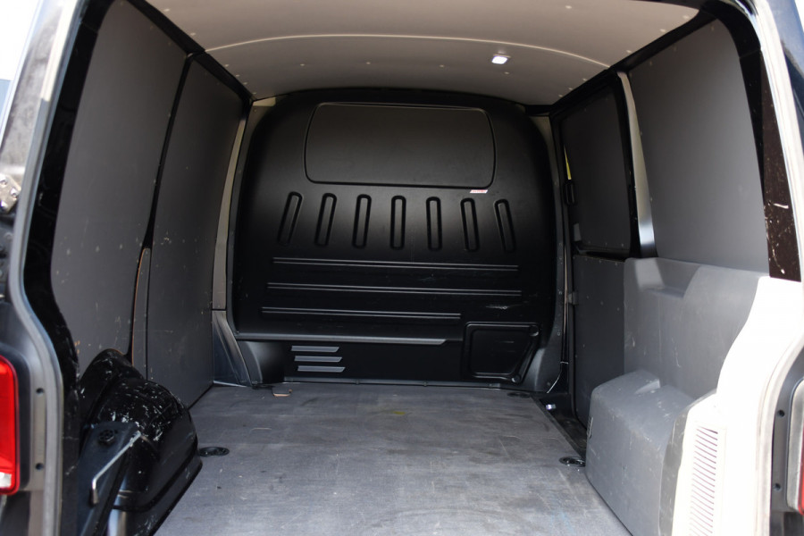 Volkswagen Transporter 2.0 TDI L1H1 30 Black Edition Cruise, Sensoren, Carplay, 150PK, Automaat, Trekhaak, Stoelverwarming, Standkachel Volkswagen Transporter 2.0 TDI L1H1 30 Black Edition Cruise, Sensoren, Carplay, 150PK, Automaat, Trekhaak, Stoelverwarming, Standkachel