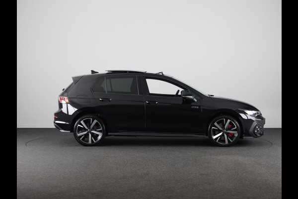 Volkswagen Golf 1.5 eHybrid GTE 272 pk Automaat (DSG) | Navigatie | Panoramadak | Elektr. trekhaak | Parkeersensoren | Rondomzicht camera | Stoelverwarming |