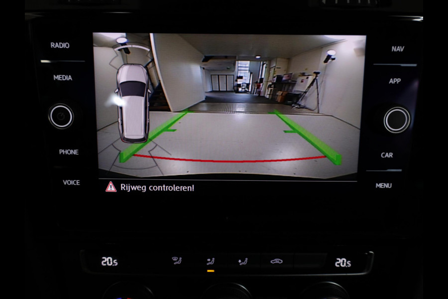 Volkswagen GOLF Variant 1.5 TSI Highline Business R 150 pk Automaat (DSG) | Navigatie | Parkeersensoren | Achteruitrijcamera | Adaptieve cruise control | Apple Carplay/Android Auto | LED koplampen |