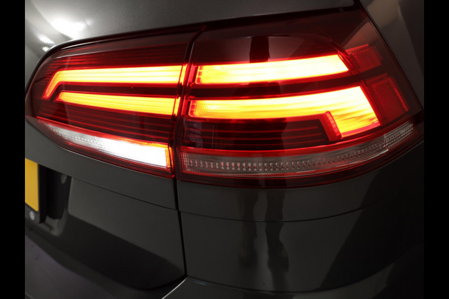 Volkswagen GOLF Variant 1.5 TSI Highline Business R 150 pk Automaat (DSG) | Navigatie | Parkeersensoren | Achteruitrijcamera | Adaptieve cruise control | Apple Carplay/Android Auto | LED koplampen |