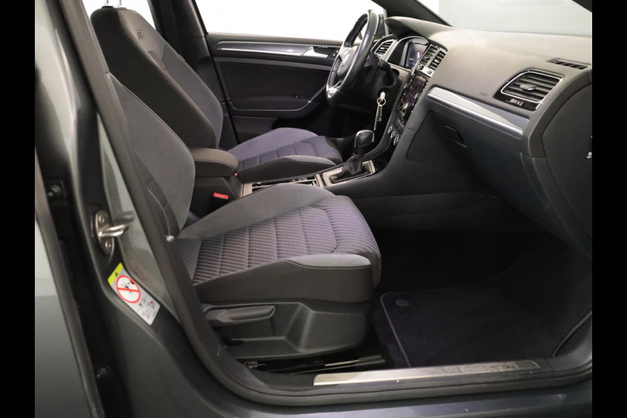 Volkswagen GOLF Variant 1.5 TSI Highline Business R 150 pk Automaat (DSG) | Navigatie | Parkeersensoren | Achteruitrijcamera | Adaptieve cruise control | Apple Carplay/Android Auto | LED koplampen |