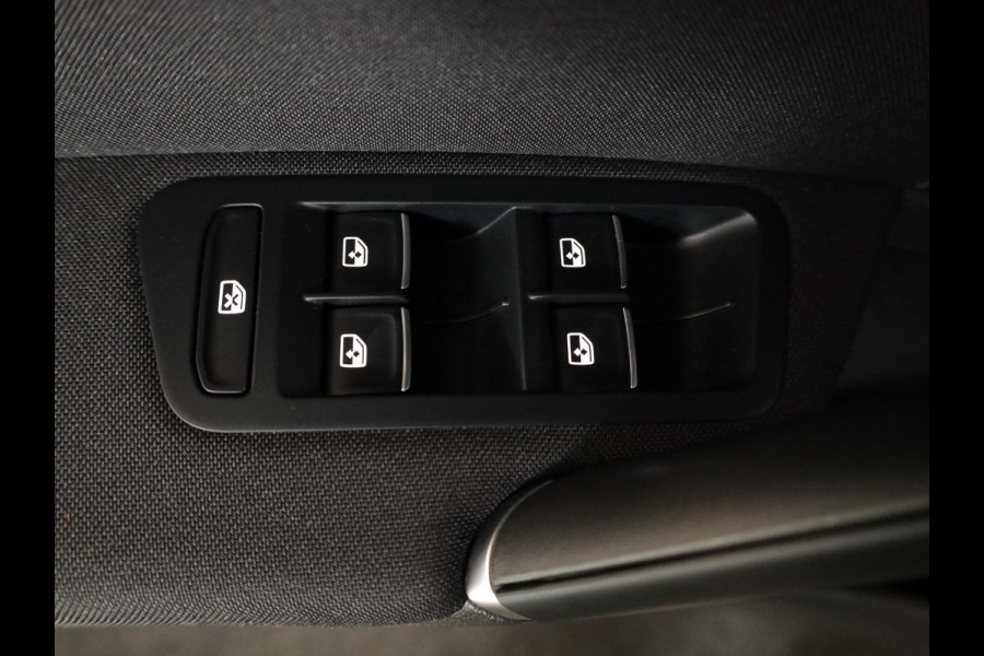 Volkswagen GOLF Variant 1.5 TSI Highline Business R 150 pk Automaat (DSG) | Navigatie | Parkeersensoren | Achteruitrijcamera | Adaptieve cruise control | Apple Carplay/Android Auto | LED koplampen |