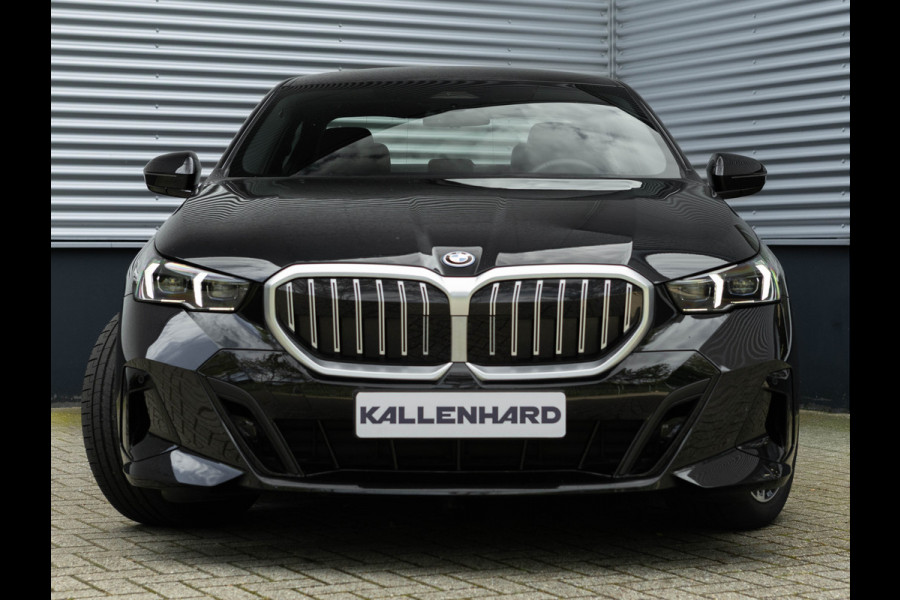 BMW 5 Serie 530e M-Sport - Driving Ass Plus - Camera - Stoelverwarming - Adaptive LED