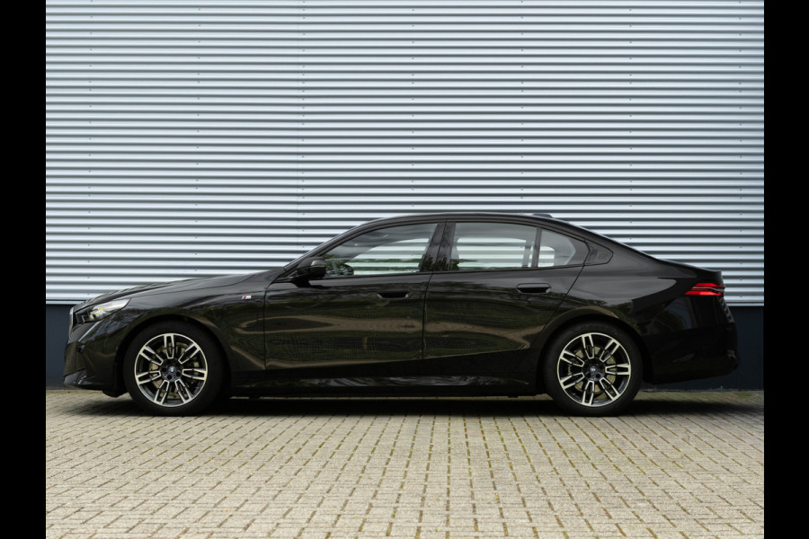 BMW 5 Serie 530e M-Sport - Driving Ass Plus - Camera - Stoelverwarming - Adaptive LED