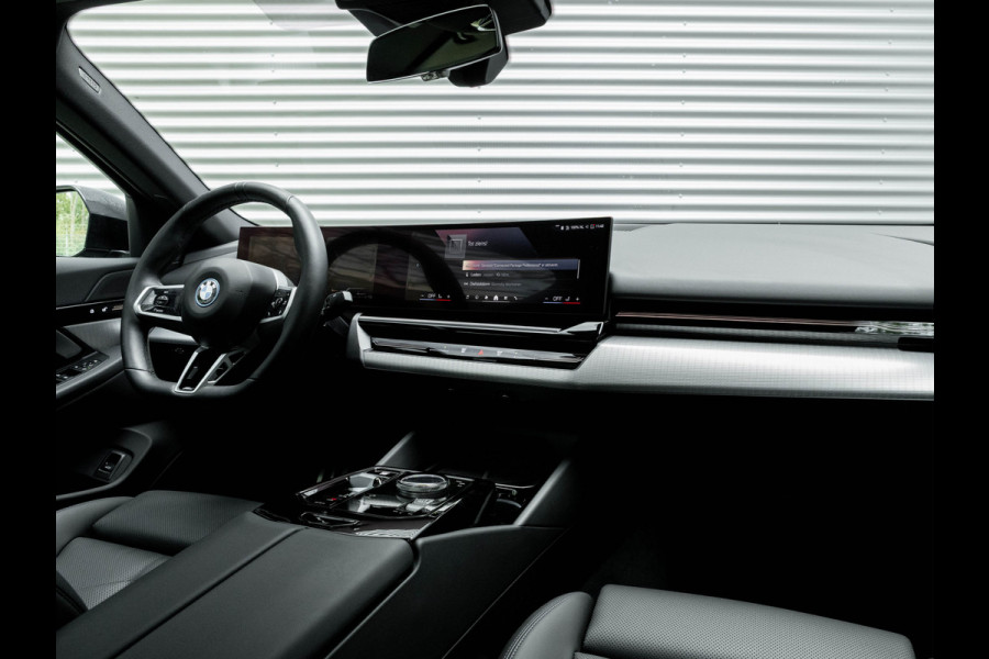 BMW 5 Serie 530e M-Sport - Driving Ass Plus - Camera - Stoelverwarming - Adaptive LED