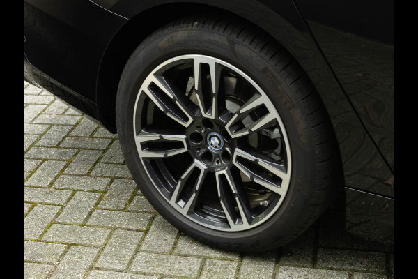 BMW 5 Serie 530e M-Sport - Driving Ass Plus - Camera - Stoelverwarming - Adaptive LED