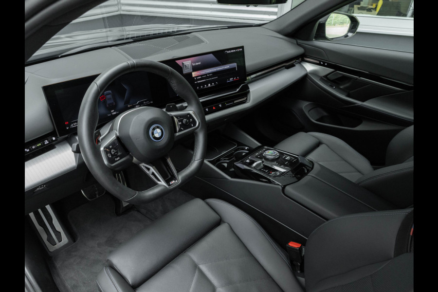 BMW 5 Serie 530e M-Sport - Driving Ass Plus - Camera - Stoelverwarming - Adaptive LED