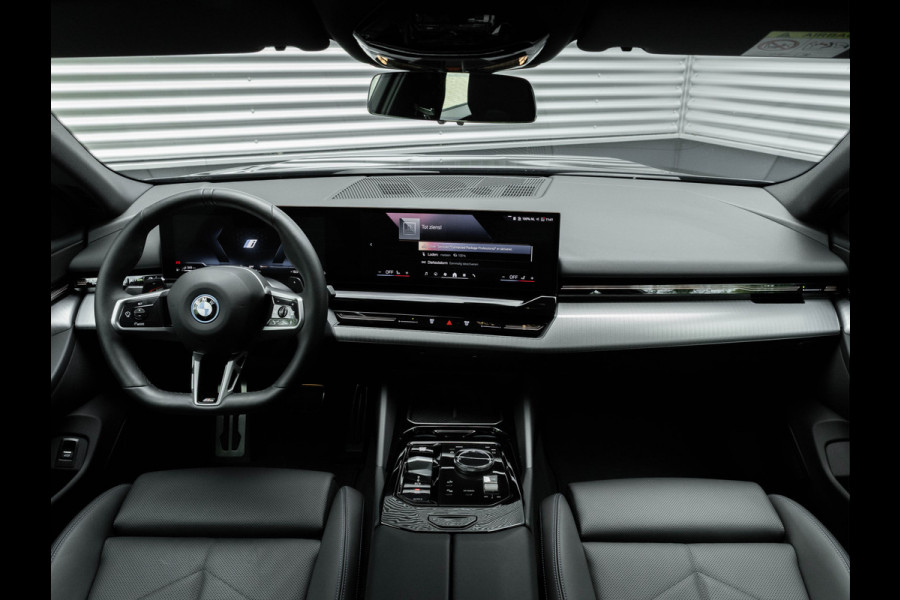 BMW 5 Serie 530e M-Sport - Driving Ass Plus - Camera - Stoelverwarming - Adaptive LED