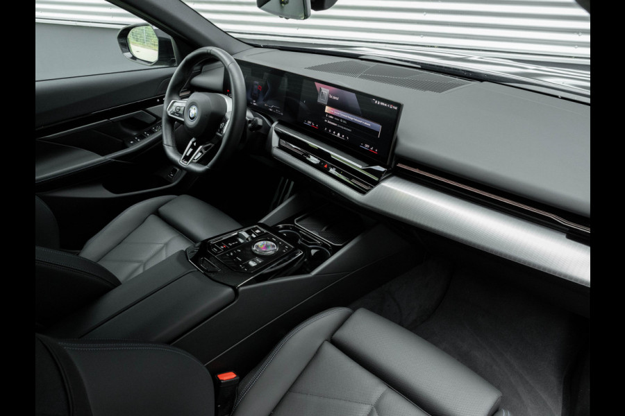 BMW 5 Serie 530e M-Sport - Driving Ass Plus - Camera - Stoelverwarming - Adaptive LED