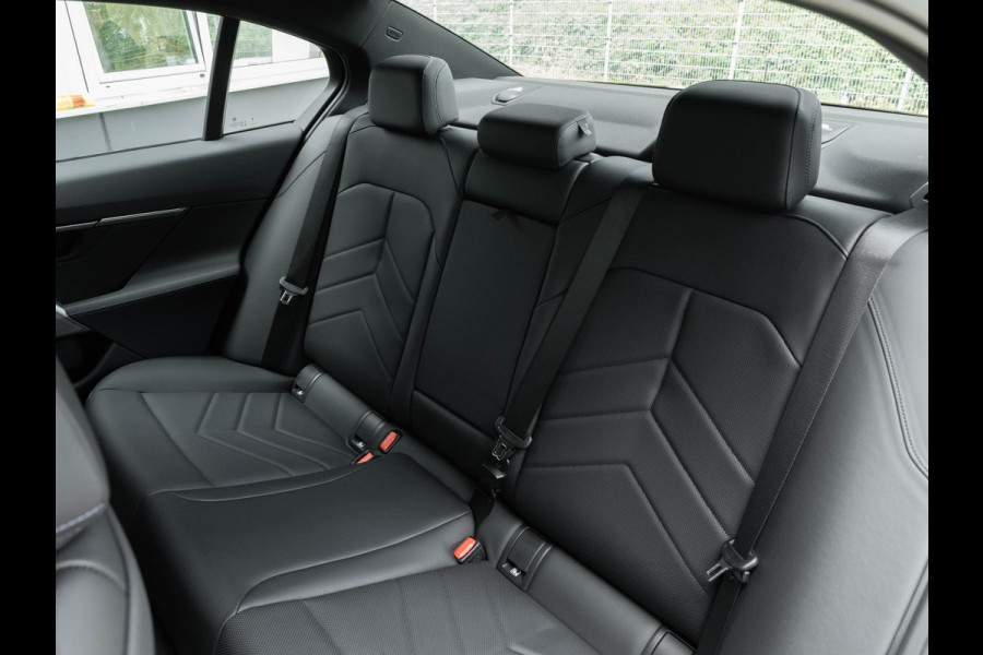BMW 5 Serie 530e M-Sport - Driving Ass Plus - Camera - Stoelverwarming - Adaptive LED