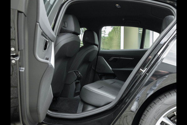 BMW 5 Serie 530e M-Sport - Driving Ass Plus - Camera - Stoelverwarming - Adaptive LED