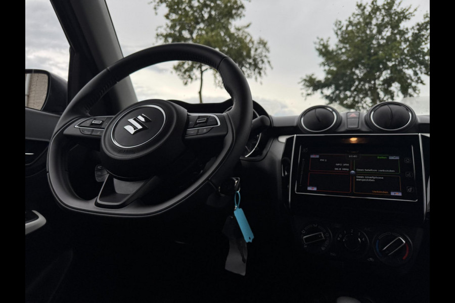 Suzuki Swift 1.2 Style Smart Hybrid AUTOMAAT / CARPLAY / PARKEERSENSOREN / CRUISE / CAMERA / ZO GOED ALS NIEUW / METALLIC