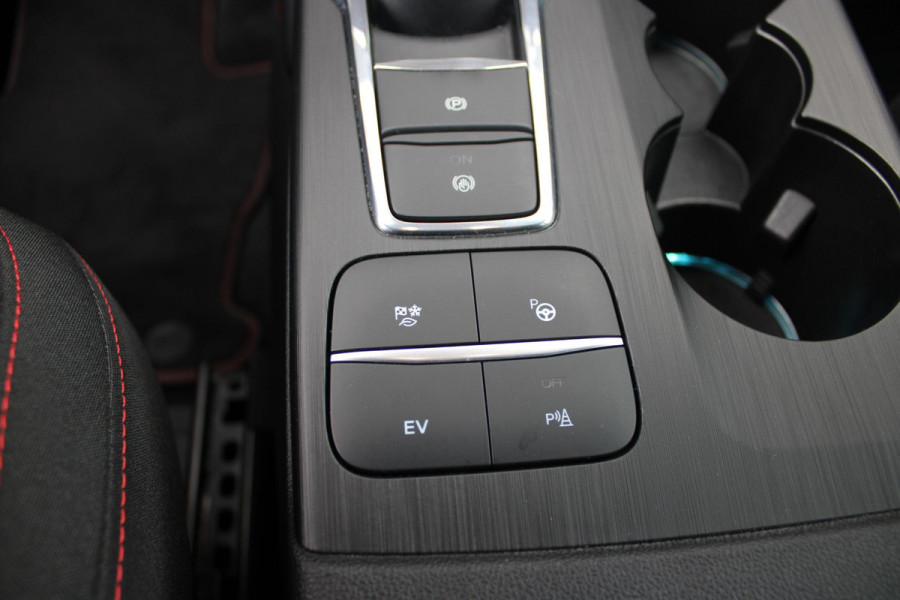 Ford Kuga 2.5 PHEV 225PK ST-LINE X | NAVIGATIE | STUUR / STOELVERWARMING | ACHTERBANK VERWARMING | DODEHOEKDETECTIE | ELEKTRISCH WEGKLAPBARE TREKHAAK | ACHTERUITRIJCAMERA | KEYLESS ENTRY / START |