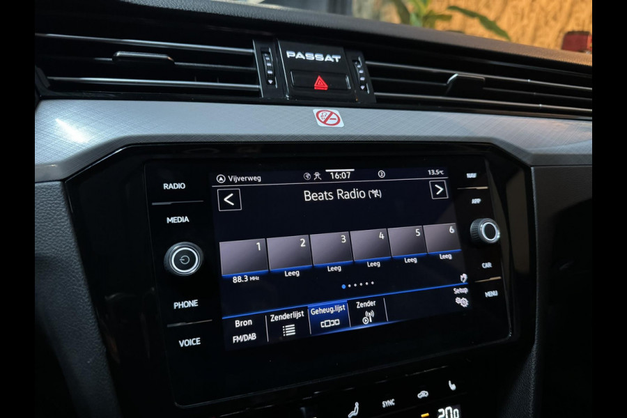 Volkswagen Passat Variant 1.5 TSI Business Garantie Trekhaak ACC PDC Navi Carplay LED DAB Rijklaar