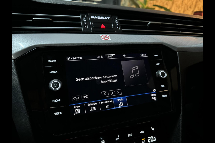 Volkswagen Passat Variant 1.5 TSI Business Garantie Trekhaak ACC PDC Navi Carplay LED DAB Rijklaar