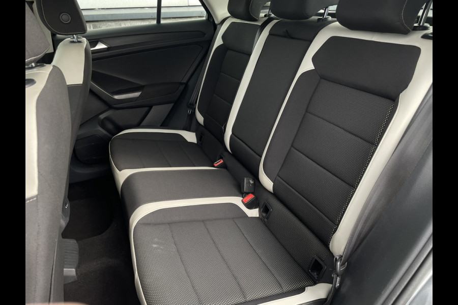 Volkswagen T-Roc 1.5 TSI Sport LED | Trekhaak | Carplay | Camera | Navi | Virtual Cockpit | PDC