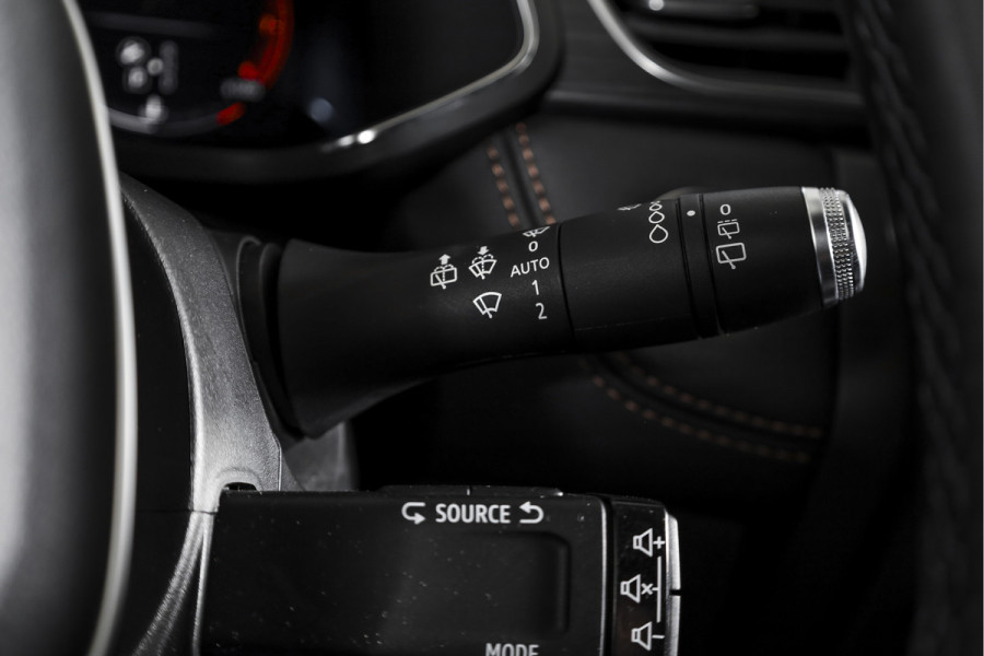 Renault Captur 1.3 TCe 155 PK Initiale Paris - Automaat | Adapt. Cruise | Bose | Stoelverw. | PDC | Camera | NAV+App. Connect | ECC | LM 18" | Afn. Trekhaak |