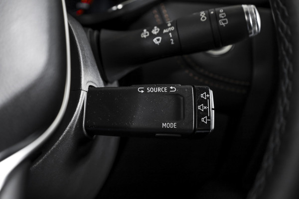 Renault Captur 1.3 TCe 155 PK Initiale Paris - Automaat | Adapt. Cruise | Bose | Stoelverw. | PDC | Camera | NAV+App. Connect | ECC | LM 18" | Afn. Trekhaak |