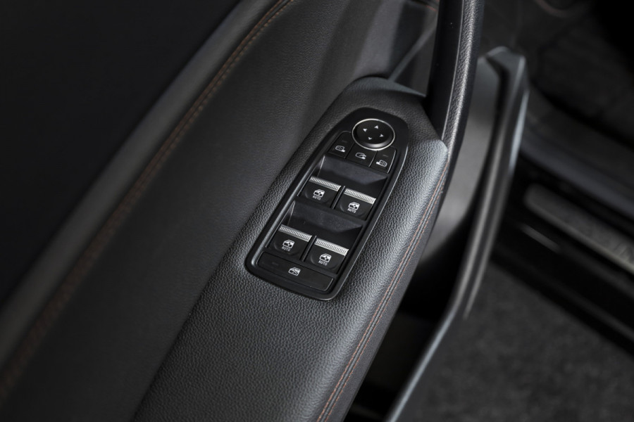 Renault Captur 1.3 TCe 155 PK Initiale Paris - Automaat | Adapt. Cruise | Bose | Stoelverw. | PDC | Camera | NAV+App. Connect | ECC | LM 18" | Afn. Trekhaak |