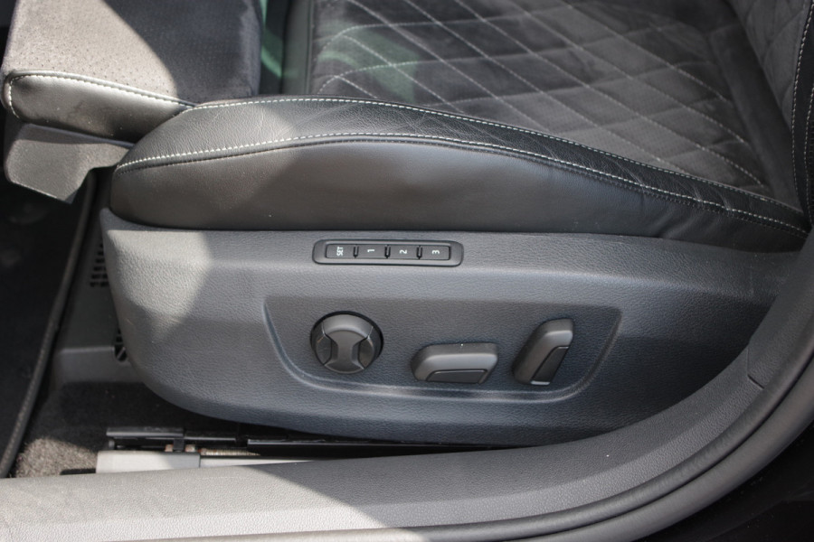 Škoda Superb Combi 1.4 TSI iV Sportline BNS 218 PK PHEV, Panoramadak, Trekhaak, DCC, 360 Camera, Canton Sound, 4 x Stoelverwarming