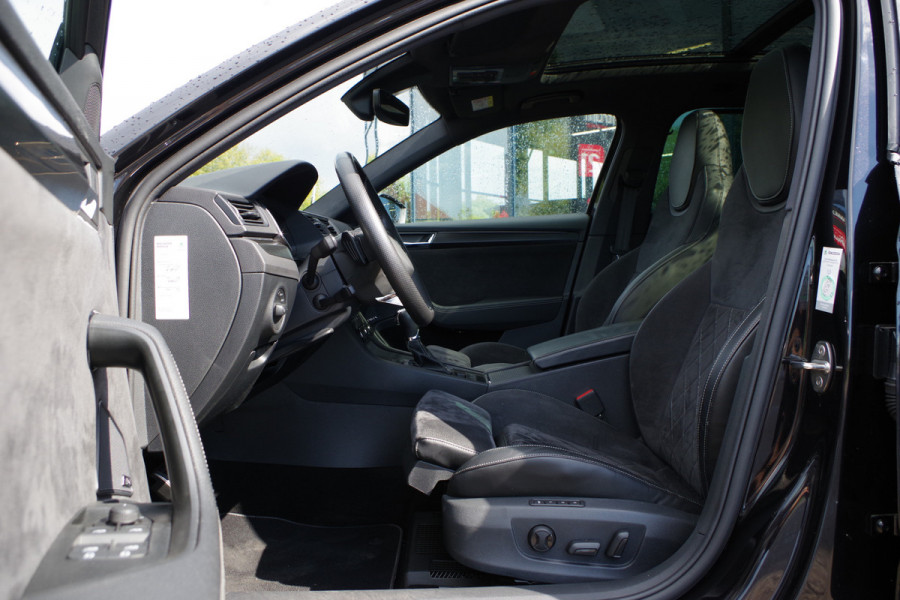 Škoda Superb Combi 1.4 TSI iV Sportline BNS 218 PK PHEV, Panoramadak, Trekhaak, DCC, 360 Camera, Canton Sound, 4 x Stoelverwarming