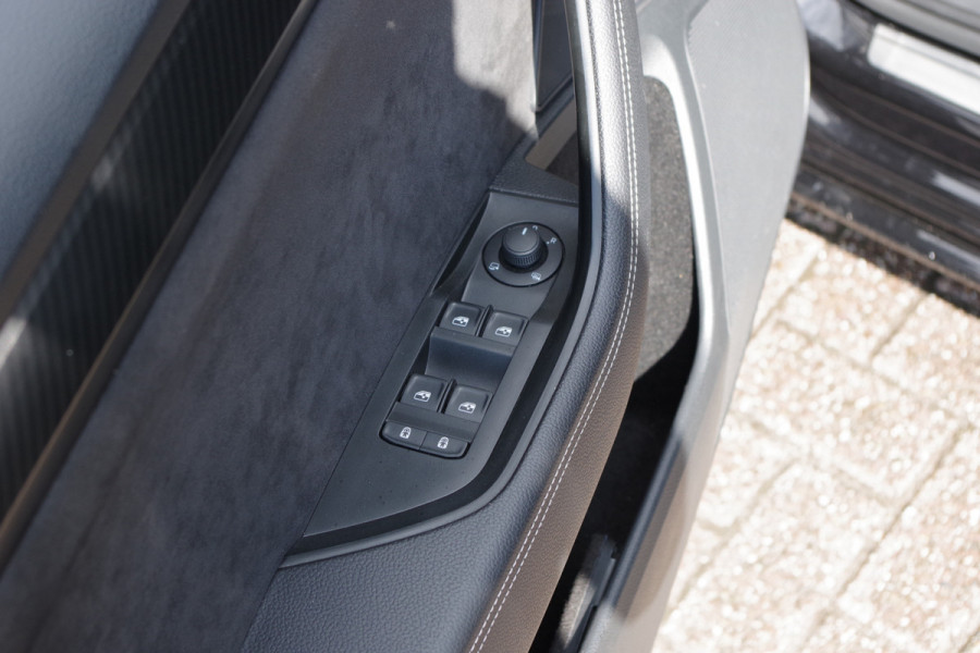 Škoda Superb Combi 1.4 TSI iV Sportline BNS 218 PK PHEV, Panoramadak, Trekhaak, DCC, 360 Camera, Canton Sound, 4 x Stoelverwarming