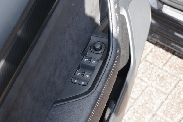 Škoda Superb Combi 1.4 TSI iV Sportline BNS 218 PK PHEV, Panoramadak, Trekhaak, DCC, 360 Camera, Canton Sound, 4 x Stoelverwarming