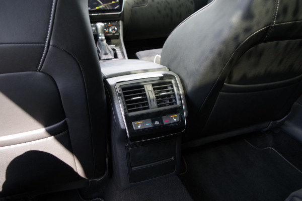 Škoda Superb Combi 1.4 TSI iV Sportline BNS 218 PK PHEV, Panoramadak, Trekhaak, DCC, 360 Camera, Canton Sound, 4 x Stoelverwarming
