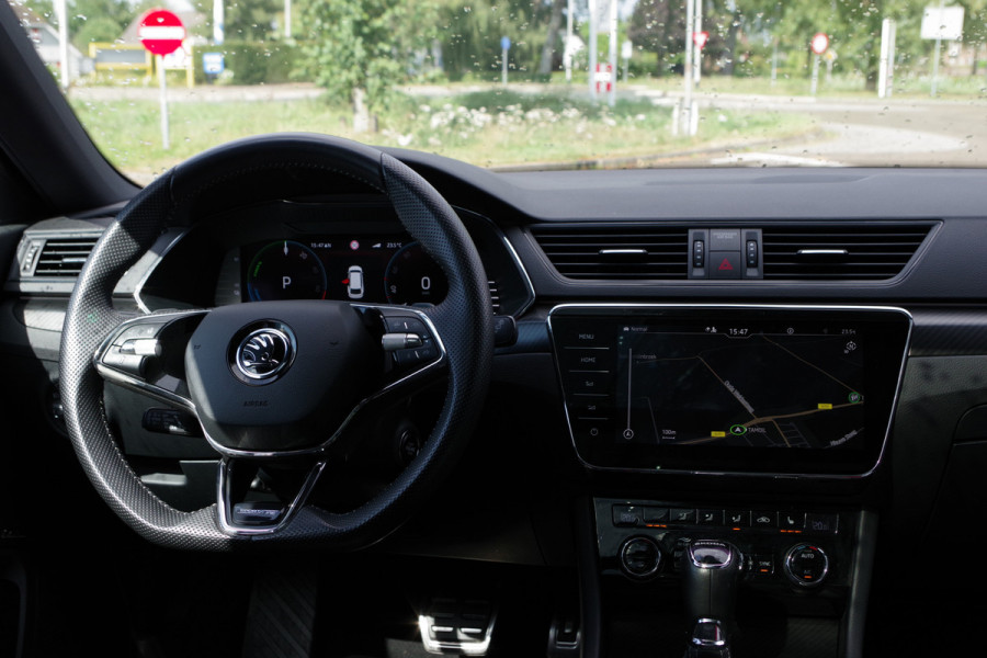 Škoda Superb Combi 1.4 TSI iV Sportline BNS 218 PK PHEV, Panoramadak, Trekhaak, DCC, 360 Camera, Canton Sound, 4 x Stoelverwarming
