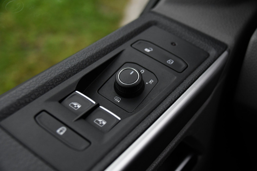Volkswagen Transporter 2.0 TDI L2H1 Bulli Virtual, Cruise, Carplay, Automaat, Multimedia, Sensoren, 150PK, Trekhaak, LED, UNIEK!