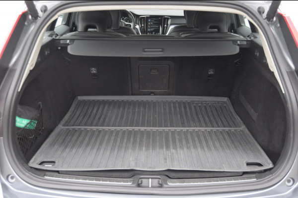 Volvo V60 T5 250PK Automaat Momentum / Adaptieve cruise control / Trekhaak / BLIS / 19" velgen / Elektrische achterklep / Stoel - en stuurwielverwarming / Lederen bekleding