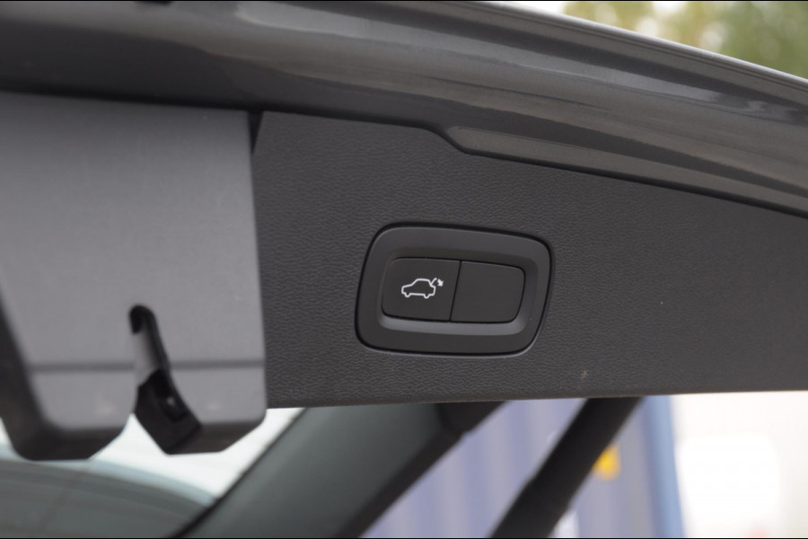 Volvo V60 T5 250PK Automaat Momentum / Adaptieve cruise control / Trekhaak / BLIS / 19" velgen / Elektrische achterklep / Stoel - en stuurwielverwarming / Lederen bekleding
