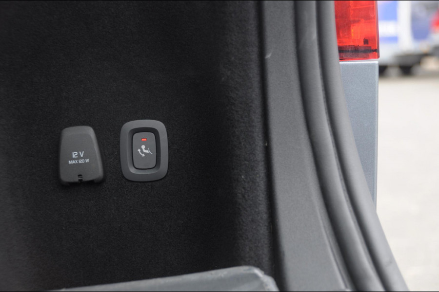 Volvo V60 T5 250PK Automaat Momentum / Adaptieve cruise control / Trekhaak / BLIS / 19" velgen / Elektrische achterklep / Stoel - en stuurwielverwarming / Lederen bekleding