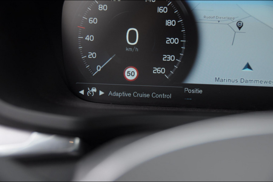 Volvo V60 T5 250PK Automaat Momentum / Adaptieve cruise control / Trekhaak / BLIS / 19" velgen / Elektrische achterklep / Stoel - en stuurwielverwarming / Lederen bekleding