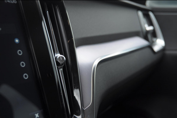 Volvo V60 T5 250PK Automaat Momentum / Adaptieve cruise control / Trekhaak / BLIS / 19" velgen / Elektrische achterklep / Stoel - en stuurwielverwarming / Lederen bekleding