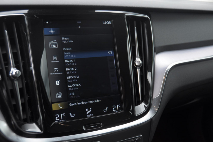 Volvo V60 T5 250PK Automaat Momentum / Adaptieve cruise control / Trekhaak / BLIS / 19" velgen / Elektrische achterklep / Stoel - en stuurwielverwarming / Lederen bekleding