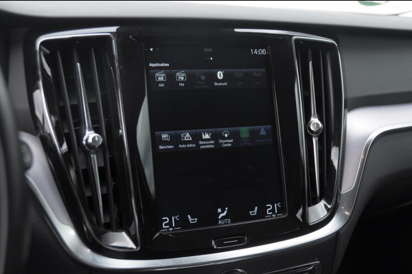 Volvo V60 T5 250PK Automaat Momentum / Adaptieve cruise control / Trekhaak / BLIS / 19" velgen / Elektrische achterklep / Stoel - en stuurwielverwarming / Lederen bekleding