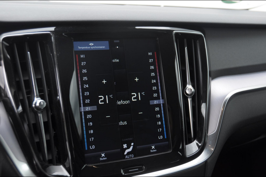 Volvo V60 T5 250PK Automaat Momentum / Adaptieve cruise control / Trekhaak / BLIS / 19" velgen / Elektrische achterklep / Stoel - en stuurwielverwarming / Lederen bekleding