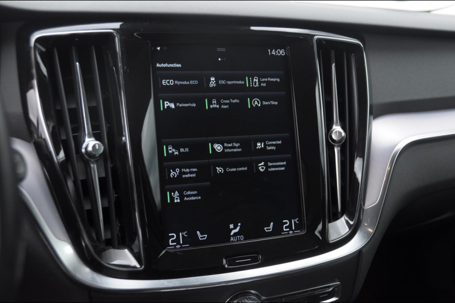Volvo V60 T5 250PK Automaat Momentum / Adaptieve cruise control / Trekhaak / BLIS / 19" velgen / Elektrische achterklep / Stoel - en stuurwielverwarming / Lederen bekleding