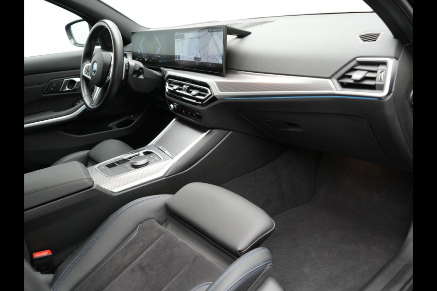 BMW 3-serie 330e M Sport Plug In Hybrid 293pk PHEV | Widescreen Navi | Head Up | Alcantara Sportstoelen Verwarmd | Sfeerverlichting | Camera | BLIS | Keyless |