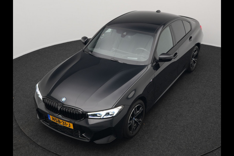 BMW 3-serie 330e M Sport Plug In Hybrid 293pk PHEV | Widescreen Navi | Head Up | Alcantara Sportstoelen Verwarmd | Sfeerverlichting | Camera | BLIS | Keyless |