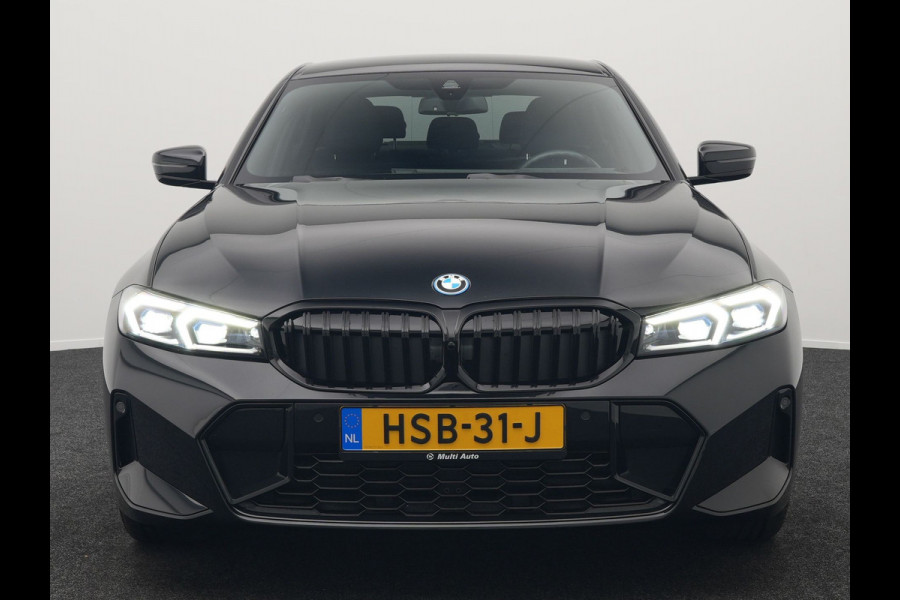 BMW 3-serie 330e M Sport Plug In Hybrid 293pk PHEV | Widescreen Navi | Head Up | Alcantara Sportstoelen Verwarmd | Sfeerverlichting | Camera | BLIS | Keyless |