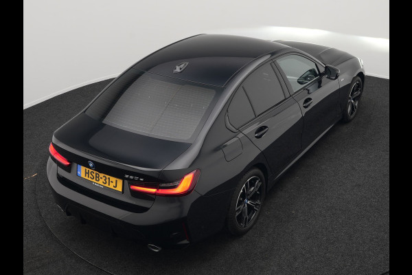 BMW 3-serie 330e M Sport Plug In Hybrid 293pk PHEV | Widescreen Navi | Head Up | Alcantara Sportstoelen Verwarmd | Sfeerverlichting | Camera | BLIS | Keyless |