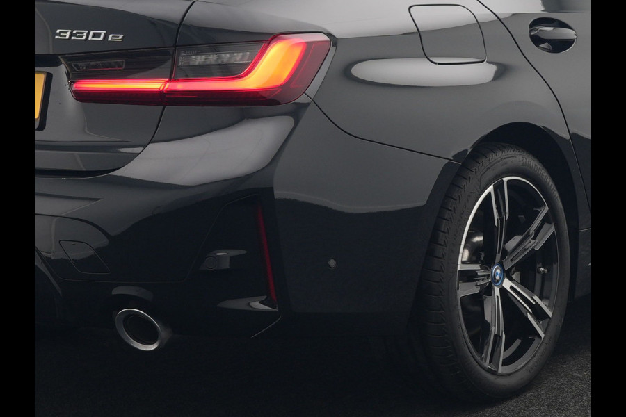 BMW 3-serie 330e M Sport Plug In Hybrid 293pk PHEV | Widescreen Navi | Head Up | Alcantara Sportstoelen Verwarmd | Sfeerverlichting | Camera | BLIS | Keyless |