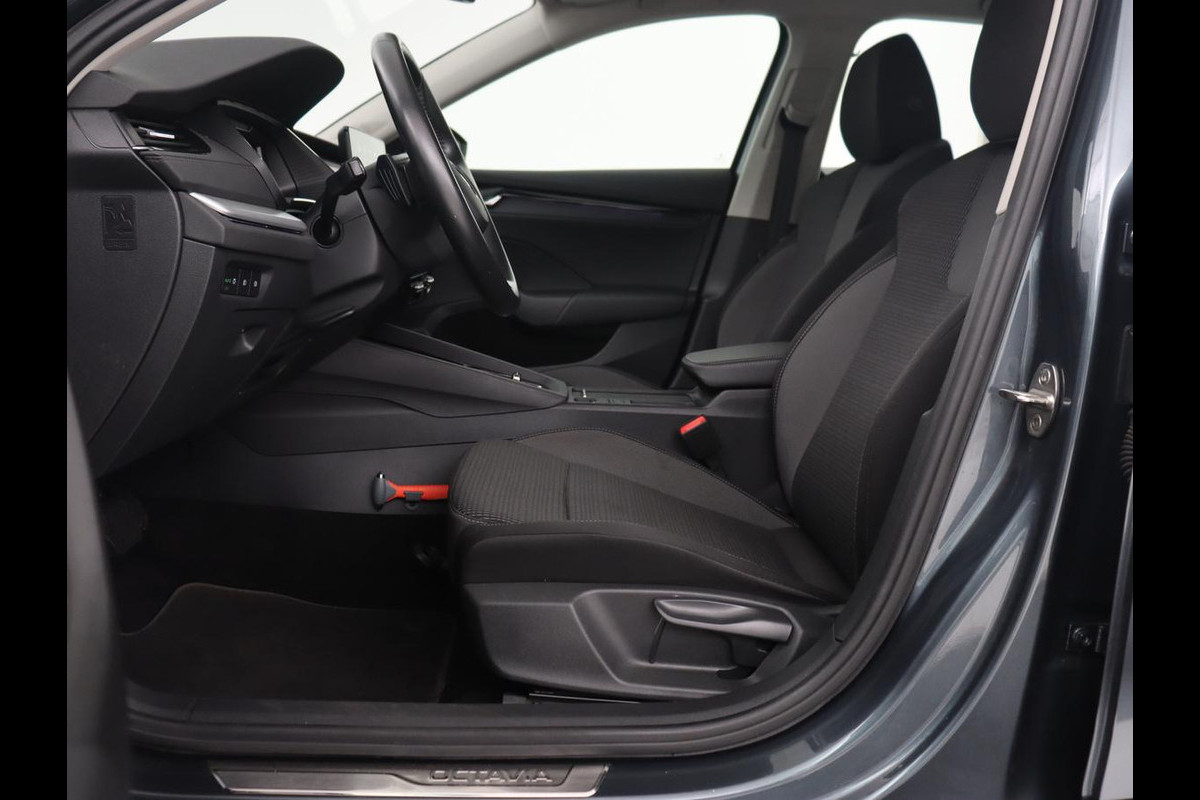 Škoda Octavia 1.4 TSI iV PHEV Business Edition | Camera | Trekhaak | Sfeerverlichting | Carplay | Navigatie | Verwarmde voorruit | Climate control | Cruise control Škoda Octavia 1.4 TSI iV PHEV Business Edition | Camera | Trekhaak | Sfeerverlichting | Carplay | Navigatie | Verwarmde voorruit | Climate control | Cruise control