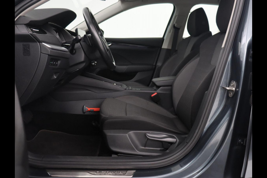 Škoda Octavia 1.4 TSI iV PHEV Business Edition | Camera | Trekhaak | Sfeerverlichting | Carplay | Navigatie | Verwarmde voorruit | Climate control | Cruise control