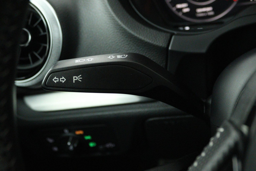 Audi A3 Sportback 35 TFSI CoD Advance Sport (STOELVERWARMING, DIGITALE COCKPIT, AUTOMAAT, NAVIGATIE, PARKEERSENSOREN)