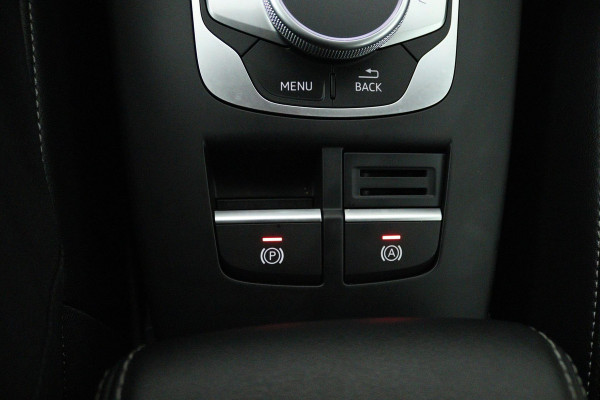 Audi A3 Sportback 35 TFSI CoD Advance Sport (STOELVERWARMING, DIGITALE COCKPIT, AUTOMAAT, NAVIGATIE, PARKEERSENSOREN)