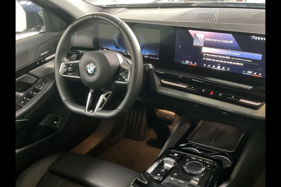 BMW 5 Serie Touring 540d xDrive M-SPORT Pro ** LED, PANORAMA, LEDER, 20-inch LMV, ICONIC GLOW, TREKH ** Ex BMW - € 25.900 onder NP ** ** INFORMEER OOK NAAR ONZE AANTREKKELIJKE FINANCIAL-LEASE TARIEVEN **