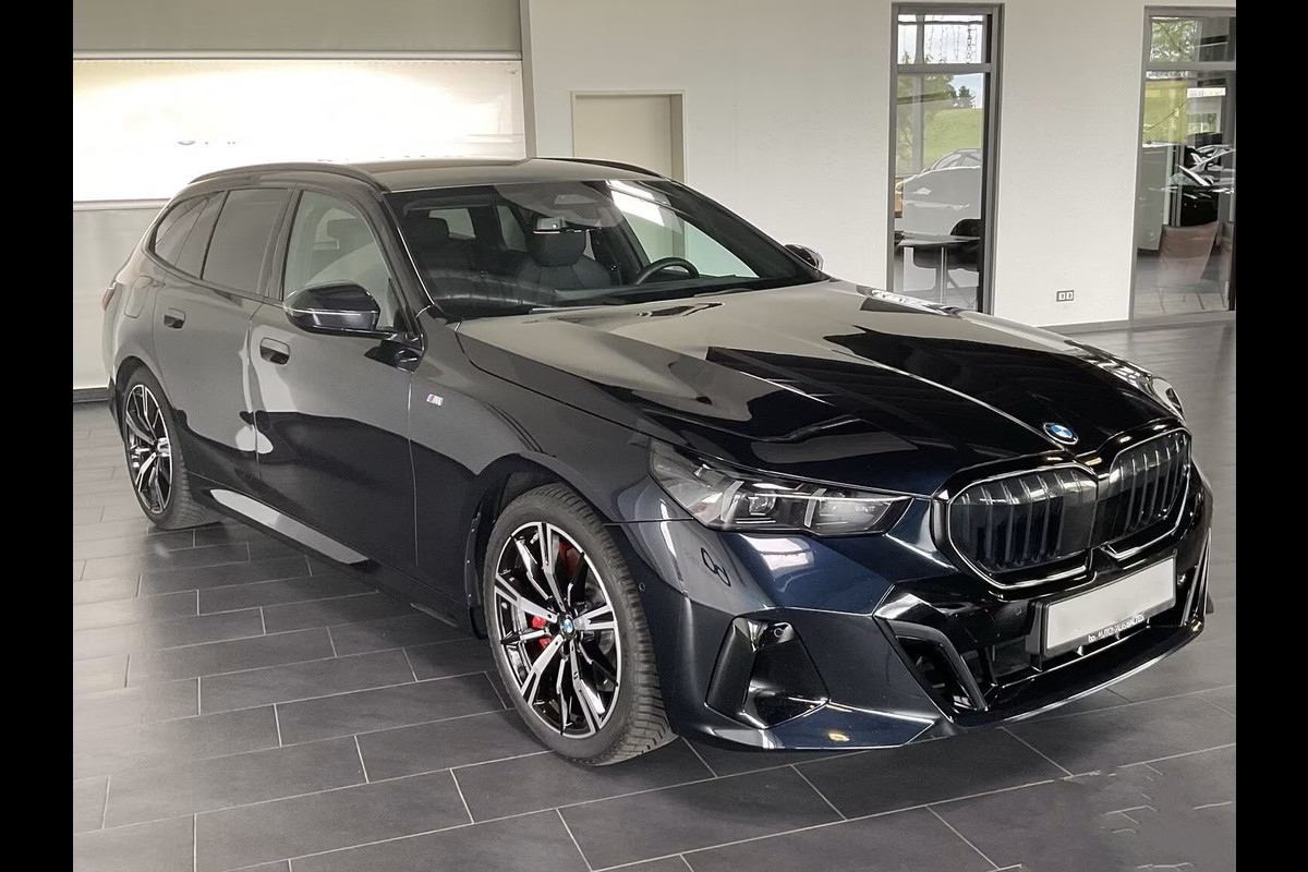 BMW 5 Serie Touring 540d xDrive M-SPORT Pro ** LED, PANORAMA, LEDER, 20-inch LMV, ICONIC GLOW, TREKH ** Ex BMW - € 25.900 onder NP ** ** INFORMEER OOK NAAR ONZE AANTREKKELIJKE FINANCIAL-LEASE TARIEVEN **